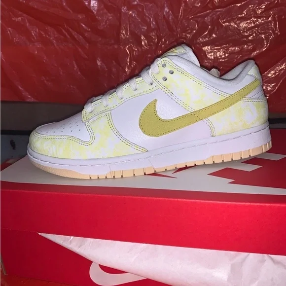 Womens Nike Dunk Low OG Yellow Strike / Yellow Strike 8W / 6.5M DM9467-700 - Picture 1 of 4